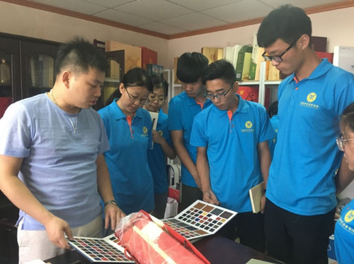 王总向队员们介绍工艺 王总向队员们介绍工艺