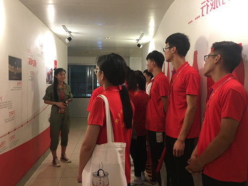 参观展厅 参观展厅